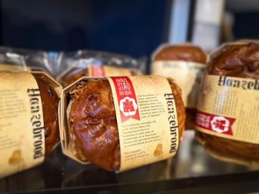 Hanzebrood, liggend op een plank in een mooie verpakking die Hanze uitstraalt