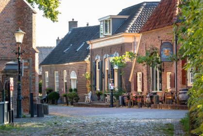 Straatbeeld, straat met klinkertjes, met oude panden in Bronkhorst
