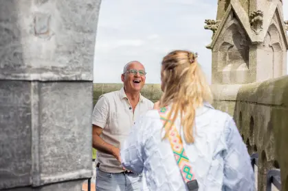 Torenbeklimming Grote of Martinikerk Doesburg, gids en bezoeker bij het carillon