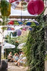 Binnentuin van Proeverij De Stadstuin