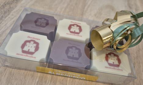 Doos Doesburgse mosterdbonbons van Chocolaterie Alberdeco