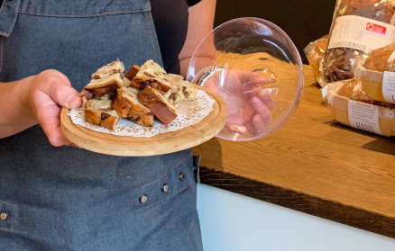Serveerschaal met stukjes Hanzebrood