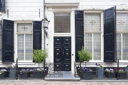 Voordeur van het Lalique Museum Nederland in Doesburg