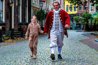 Historisch figuur en ontdekkingsreiziger Robert Jacob Gordon loopt met meisje Lize over de Vischmarkt/Roggestraat in Doesburg