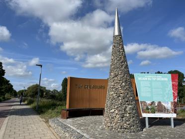 Toeristisch Overstap Punt Doesburg: kegel van stenen van waaruit wandel- en fietsroutes starten
